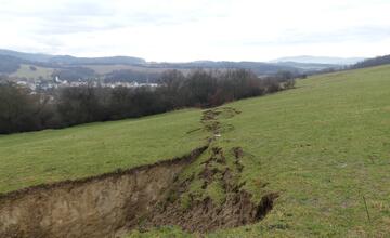 FOTO: Na hornej Nitre sa hýbala zem. Zostal tam desiatky metrov dlhý kráter ako na Mesiaci