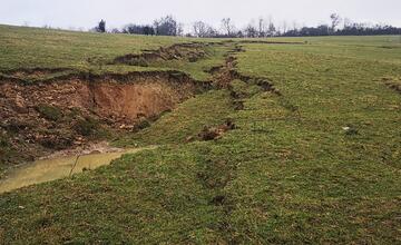 FOTO: Na hornej Nitre sa hýbala zem. Zostal tam desiatky metrov dlhý kráter ako na Mesiaci