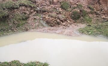 FOTO: Na hornej Nitre sa hýbala zem. Zostal tam desiatky metrov dlhý kráter ako na Mesiaci