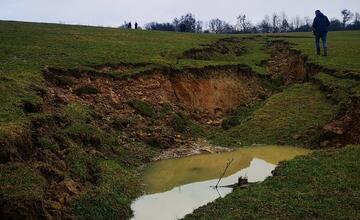 FOTO: Na hornej Nitre sa hýbala zem. Zostal tam desiatky metrov dlhý kráter ako na Mesiaci