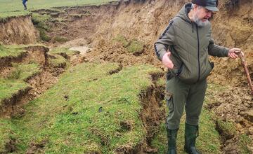 FOTO: Na hornej Nitre sa hýbala zem. Zostal tam desiatky metrov dlhý kráter ako na Mesiaci