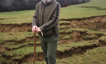 FOTO: Na hornej Nitre sa hýbala zem. Zostal tam desiatky metrov dlhý kráter ako na Mesiaci