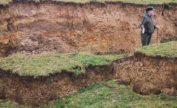 FOTO: Na hornej Nitre sa hýbala zem. Zostal tam desiatky metrov dlhý kráter ako na Mesiaci