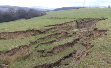 FOTO: Na hornej Nitre sa hýbala zem. Zostal tam desiatky metrov dlhý kráter ako na Mesiaci