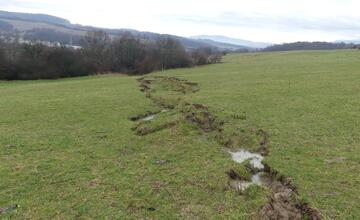 FOTO: Na hornej Nitre sa hýbala zem. Zostal tam desiatky metrov dlhý kráter ako na Mesiaci