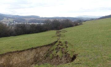 FOTO: Na hornej Nitre sa hýbala zem. Zostal tam desiatky metrov dlhý kráter ako na Mesiaci