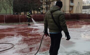 FOTO: V Brezovej pod Bradlom sa mrazov nezľakli. Obyvatelia mesta si môžu chystať korčule