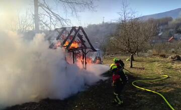 FOTO: V hornonitrianskej obci dnes dopoludnia horelo. Hasiči bojovali s obrovskými plameňmi