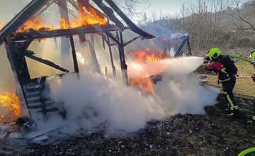 FOTO: V hornonitrianskej obci dnes dopoludnia horelo. Hasiči bojovali s obrovskými plameňmi