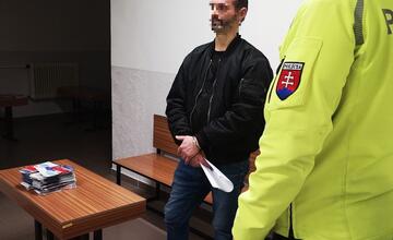 FOTO: Bojovník proti drogám? Muž, ktorý mal susedovi rúbať dvere sekerou tvrdí, že všetko je inak