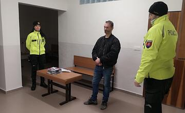 FOTO: Bojovník proti drogám? Muž, ktorý mal susedovi rúbať dvere sekerou tvrdí, že všetko je inak