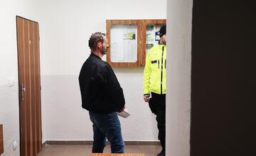 FOTO: Bojovník proti drogám? Muž, ktorý mal susedovi rúbať dvere sekerou tvrdí, že všetko je inak