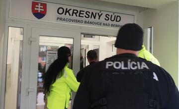 FOTO: Bojovník proti drogám? Muž, ktorý mal susedovi rúbať dvere sekerou tvrdí, že všetko je inak
