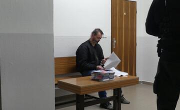 FOTO: Bojovník proti drogám? Muž, ktorý mal susedovi rúbať dvere sekerou tvrdí, že všetko je inak