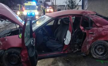 FOTO: Obrovská tragédia pri obci Domaniža. Po náraze auta do domu vyhasli životy dvoch mladíkov