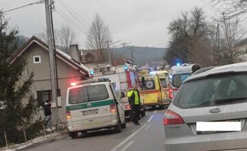 FOTO: Obrovská tragédia pri obci Domaniža. Po náraze auta do domu vyhasli životy dvoch mladíkov