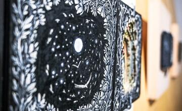 FOTO: Výstava Ukryté v knihách od výtvarníčky Isobelle Ouzman