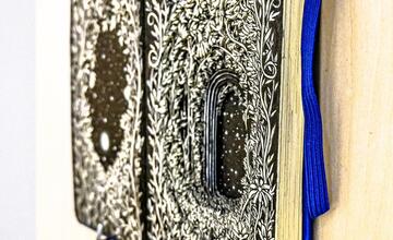 FOTO: Výstava Ukryté v knihách od výtvarníčky Isobelle Ouzman