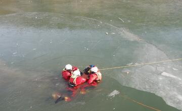 FOTO: Prelomený ľad pod korčuliarom a rýchly zásah hasičov. Našťastie išlo o previerkové cvičenie