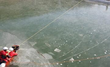 FOTO: Prelomený ľad pod korčuliarom a rýchly zásah hasičov. Našťastie išlo o previerkové cvičenie