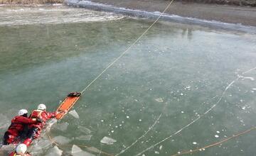 FOTO: Prelomený ľad pod korčuliarom a rýchly zásah hasičov. Našťastie išlo o previerkové cvičenie