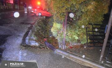 FOTO: Alkoholom opojenému vodičovi sa neuhol plot rodinného domu. Totálne ho zrámoval