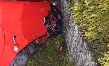 FOTO: Alkoholom opojenému vodičovi sa neuhol plot rodinného domu. Totálne ho zrámoval