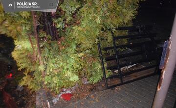 FOTO: Alkoholom opojenému vodičovi sa neuhol plot rodinného domu. Totálne ho zrámoval