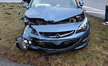 FOTO: Kuriózna nehoda v Prievidzi. Po nedaní prednosti v jazde nasledoval drahý „ťukanec“