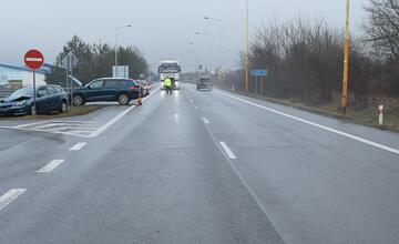 FOTO: Kuriózna nehoda v Prievidzi. Po nedaní prednosti v jazde nasledoval drahý „ťukanec“