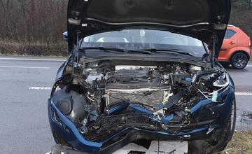 FOTO: Kuriózna nehoda v Prievidzi. Po nedaní prednosti v jazde nasledoval drahý „ťukanec“