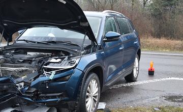 FOTO: Kuriózna nehoda v Prievidzi. Po nedaní prednosti v jazde nasledoval drahý „ťukanec“