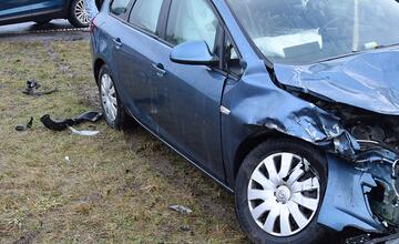 FOTO: Kuriózna nehoda v Prievidzi. Po nedaní prednosti v jazde nasledoval drahý „ťukanec“