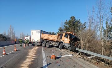 FOTO: Na diaľnici D1 sa zrazil kamión s cestárskym autom