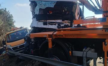 FOTO: Na diaľnici D1 sa zrazil kamión s cestárskym autom