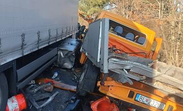 FOTO: Na diaľnici D1 sa zrazil kamión s cestárskym autom