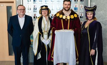 FOTO: Historický odkaz regiónu vo vestibule župného úradu