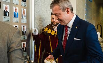 FOTO: Historický odkaz regiónu vo vestibule župného úradu