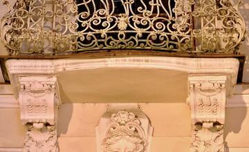 FOTO: Máte radi záhady? Na budovách v kúpeľnom meste na Považí je ukrytých niekoľko odkazov z minulosti