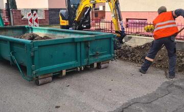 FOTO: V obci na Považí si vyhrnuli rukávy a pustili sa do dlho čakávanej rekonštrukcie