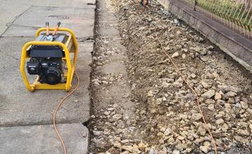 FOTO: V obci na Považí si vyhrnuli rukávy a pustili sa do dlho čakávanej rekonštrukcie