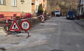 FOTO: V obci na Považí si vyhrnuli rukávy a pustili sa do dlho čakávanej rekonštrukcie