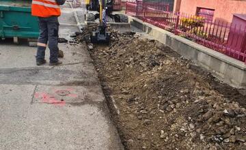 FOTO: V obci na Považí si vyhrnuli rukávy a pustili sa do dlho čakávanej rekonštrukcie