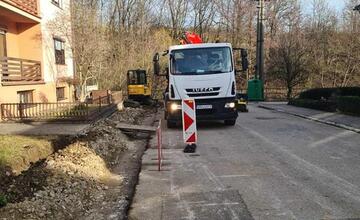FOTO: V obci na Považí si vyhrnuli rukávy a pustili sa do dlho čakávanej rekonštrukcie