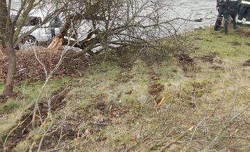 FOTO: Kuriózna dopravná nehoda v pohraničnej obci na Považí. Hasiči lovili auto z vody