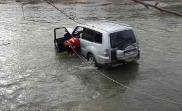 FOTO: Kuriózna dopravná nehoda v pohraničnej obci na Považí. Hasiči lovili auto z vody