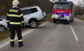 FOTO: Kuriózna dopravná nehoda v pohraničnej obci na Považí. Hasiči lovili auto z vody
