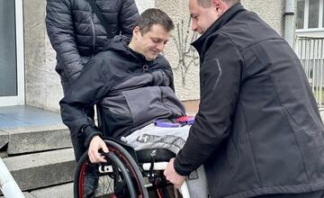 FOTO: Sociálny taxík v Považskej Bystrici sa teší veľkej obľube. Klientov mesto potešilo čokoládou