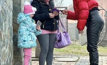 FOTO: Sociálny taxík v Považskej Bystrici sa teší veľkej obľube. Klientov mesto potešilo čokoládou