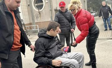 FOTO: Sociálny taxík v Považskej Bystrici sa teší veľkej obľube. Klientov mesto potešilo čokoládou